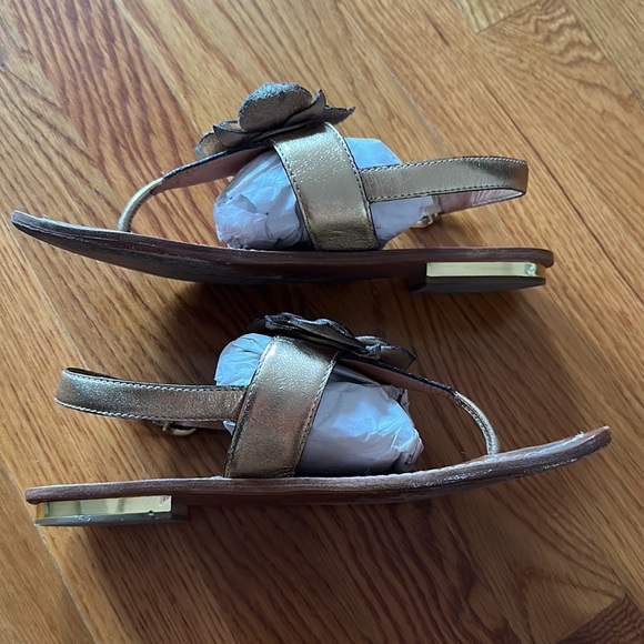 Coach Sari sandals - metallic gold leather with flower detail, size 8 - Picture 5 of 13